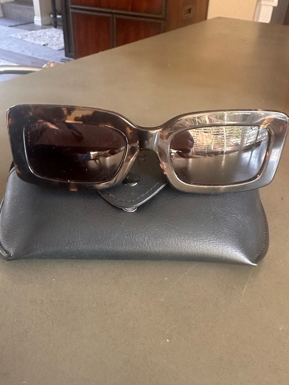 Diff Eyewear Women's Rectangular Sunglasses in Dark Tortoise and Brown